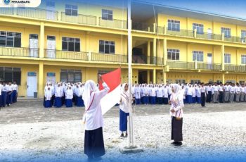 Upacara bendera Sekolah Al Huda Pekanbaru