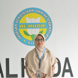 Revina Mario, S.Pd.,Gr